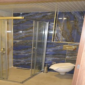 Zimmer mit Kingsize-Bett